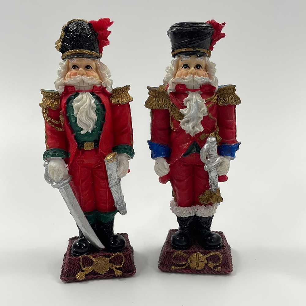 “Vintage” set of 2 nutcrackers